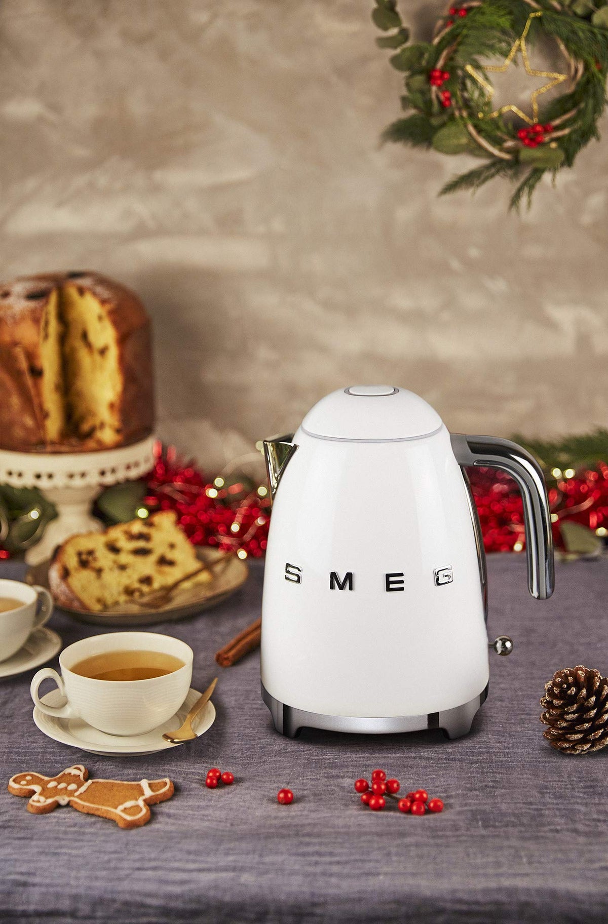 Smeg KLF03WHUK Retro Style Kettle - White — image 3